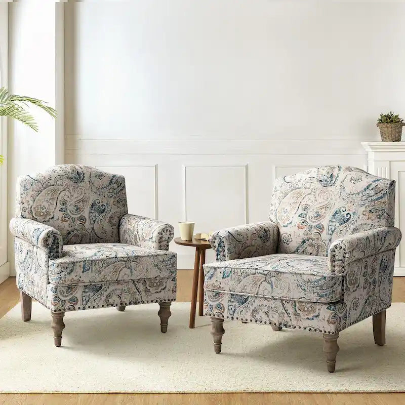 Fauteuil de ferme clouté avec accoudoirs roulés