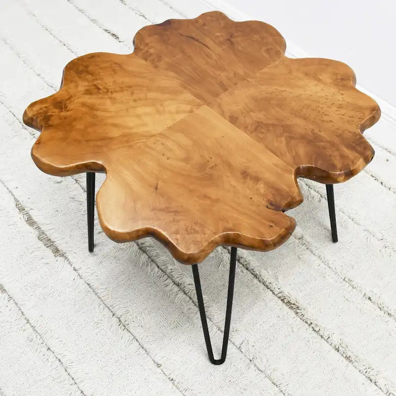 Table basse en bois à bords bruts 4 panneaux avec pieds épingles