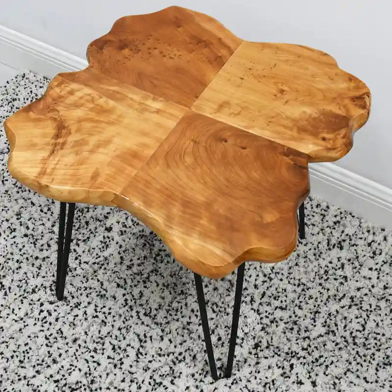 Table basse en bois à bords bruts 4 panneaux avec pieds épingles