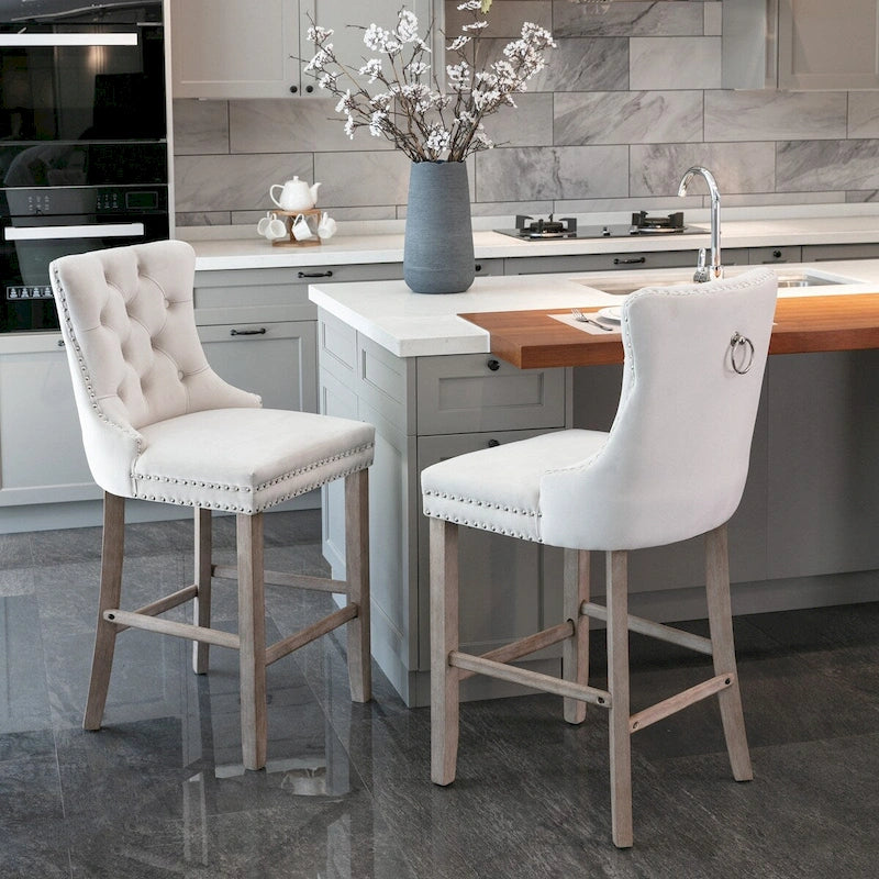 Tabourets de bar en velours capitonnés avec pieds en bois et garniture de clous décoratifs chromés, chaises de bar style décontracté