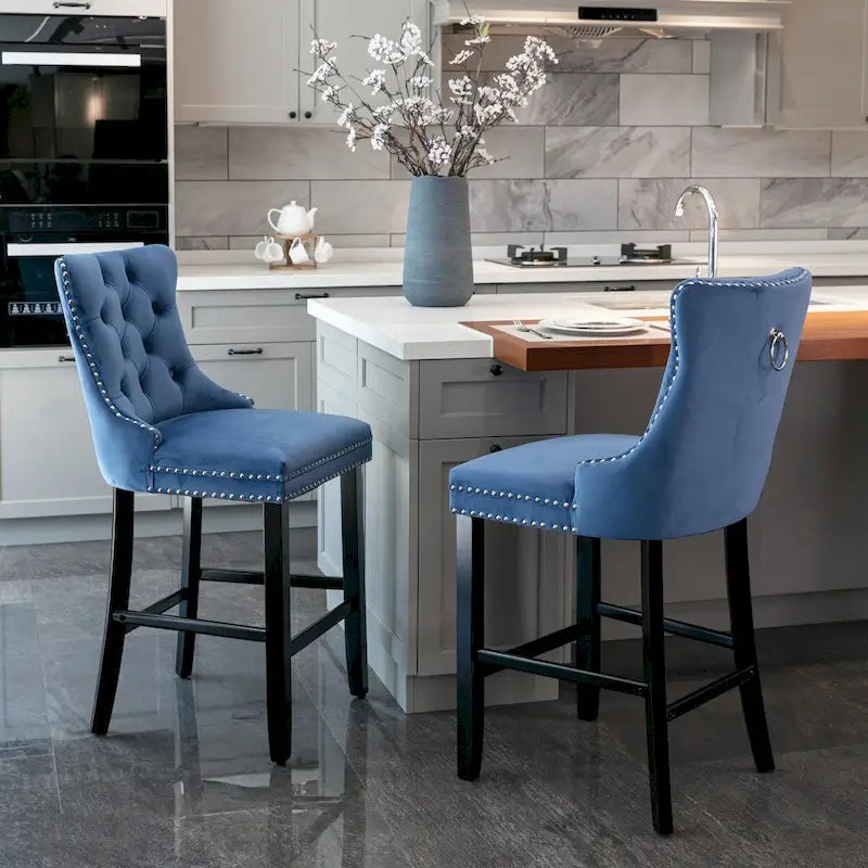 Tabourets de bar en velours capitonnés avec pieds en bois et garniture de clous décoratifs chromés, chaises de bar style décontracté
