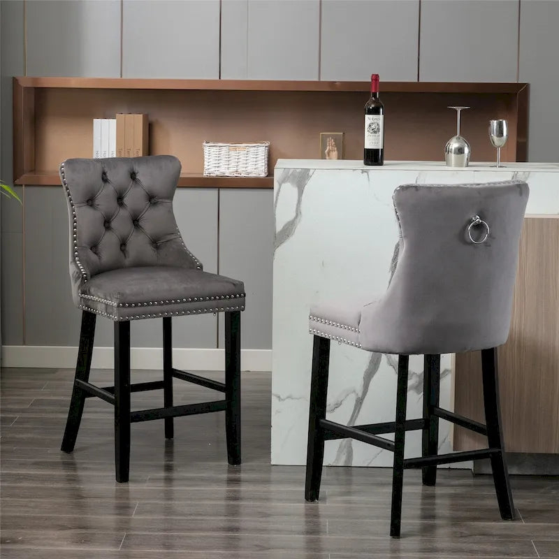 Tabourets de bar en velours capitonnés avec pieds en bois et garniture de clous décoratifs chromés, chaises de bar style décontracté