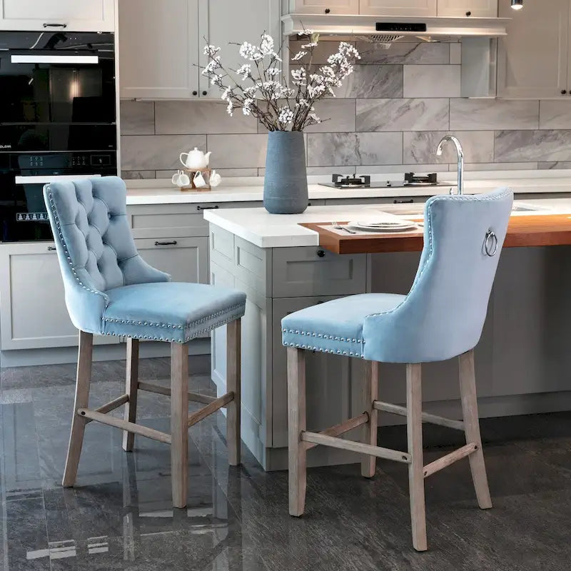 Tabourets de bar en velours capitonnés avec pieds en bois et garniture de clous décoratifs chromés, chaises de bar style décontracté
