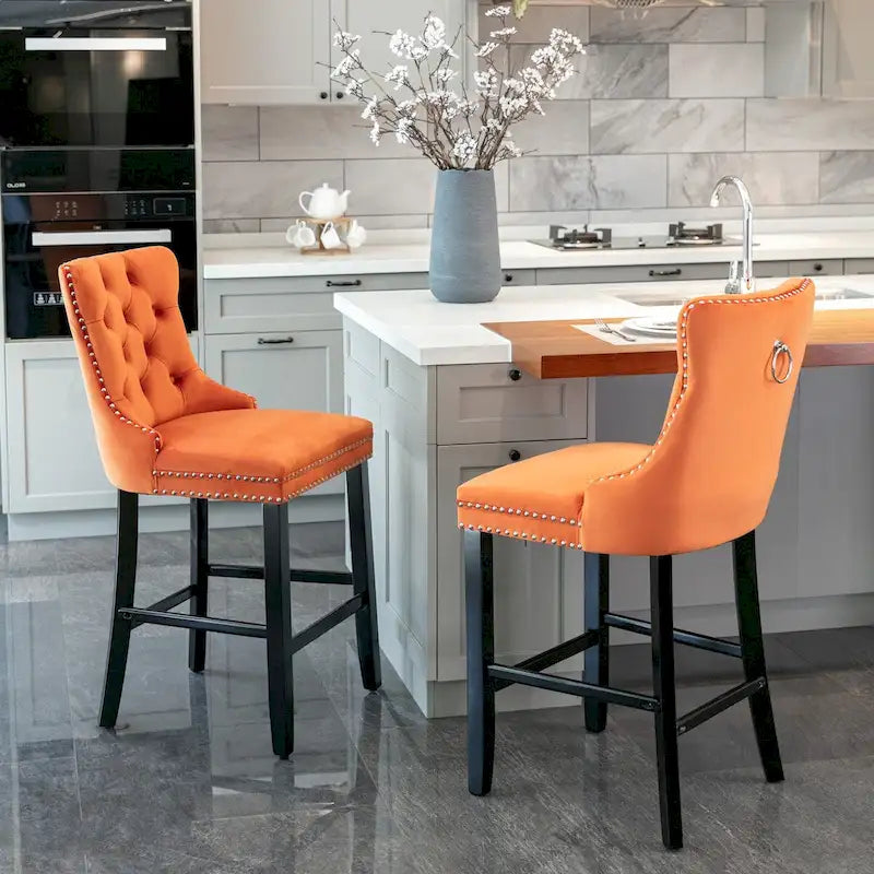 Tabourets de bar en velours capitonnés avec pieds en bois et garniture de clous décoratifs chromés, chaises de bar style décontracté