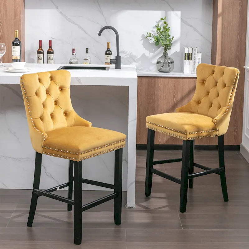 Tabourets de bar en velours capitonnés avec pieds en bois et garniture de clous décoratifs chromés, chaises de bar style décontracté