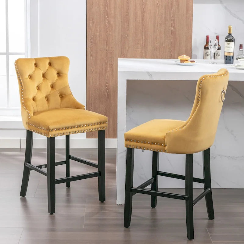 Tabourets de bar en velours capitonnés avec pieds en bois et garniture de clous décoratifs chromés, chaises de bar style décontracté