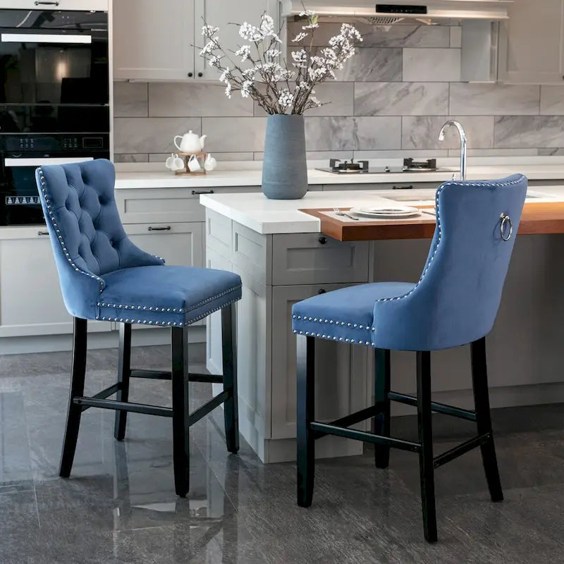 Tabourets de bar en velours capitonnés avec pieds en bois et garniture de clous décoratifs chromés, chaises de bar style décontracté