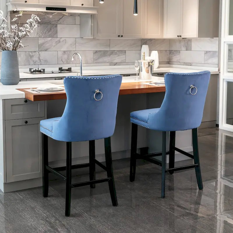 Tabourets de bar en velours capitonnés avec pieds en bois et garniture de clous décoratifs chromés, chaises de bar style décontracté