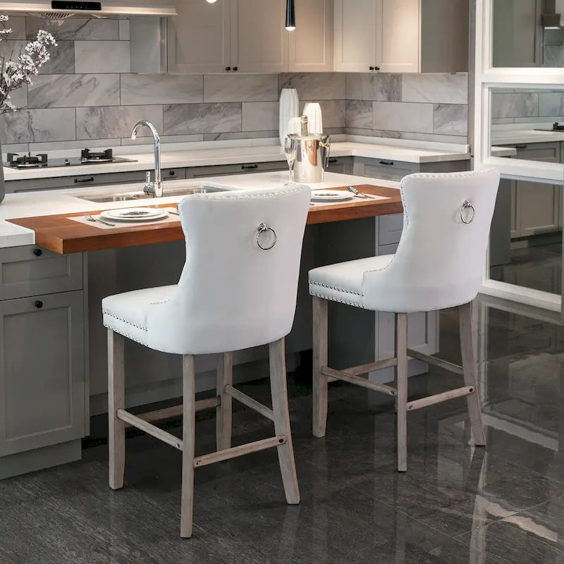 Tabourets de bar en velours capitonnés avec pieds en bois et garniture de clous décoratifs chromés, chaises de bar style décontracté